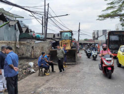 Gunungan Sampah di Pasar Tangsel Mulai Digeruk, Sanksi Tegas Menanti Pelanggar