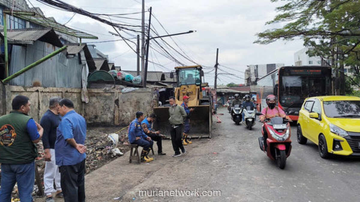 Gunungan Sampah di Pasar Tangsel Mulai Digeruk, Sanksi Tegas Menanti Pelanggar