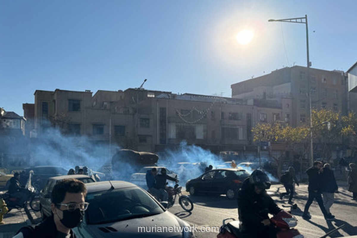 Polisi Gugur Ditusuk Saat Coba Redam Kerusuhan di Pinggiran Teheran