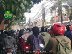 Truk Besi Tersangkut di Pohon, Condet Lumpuh Total