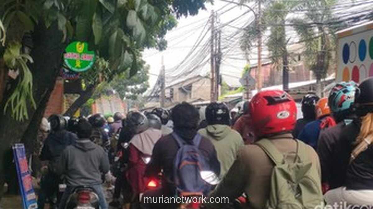 Truk Besi Tersangkut di Pohon, Condet Lumpuh Total