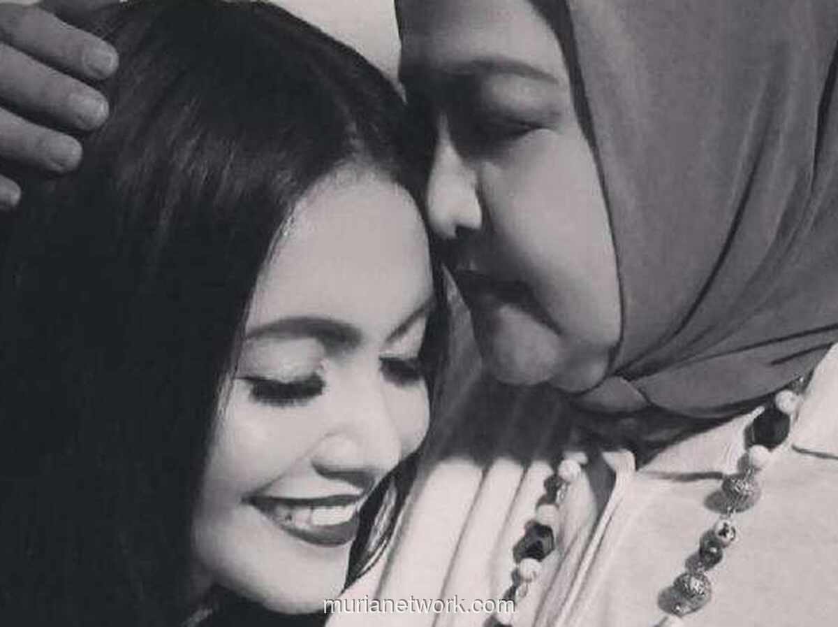 Denada Unggah Foto Lawas dengan Sang Ibu, Ungkap Rindu di Tengah Badai Isu