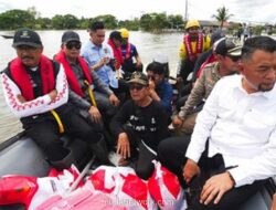 Gus Ipul Blusukan ke Pengungsian Banjar, Pastikan Bantuan Tepat Sasaran