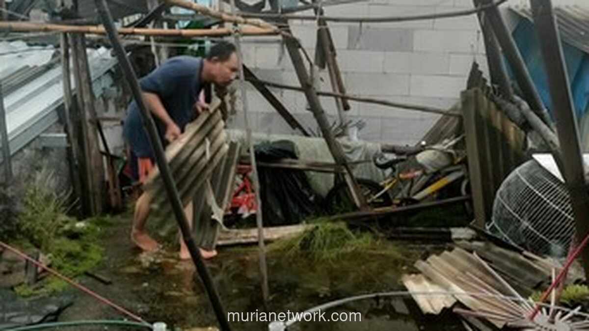 Hujan Deras di Bogor Runtuhkan Atap Rumah Warga