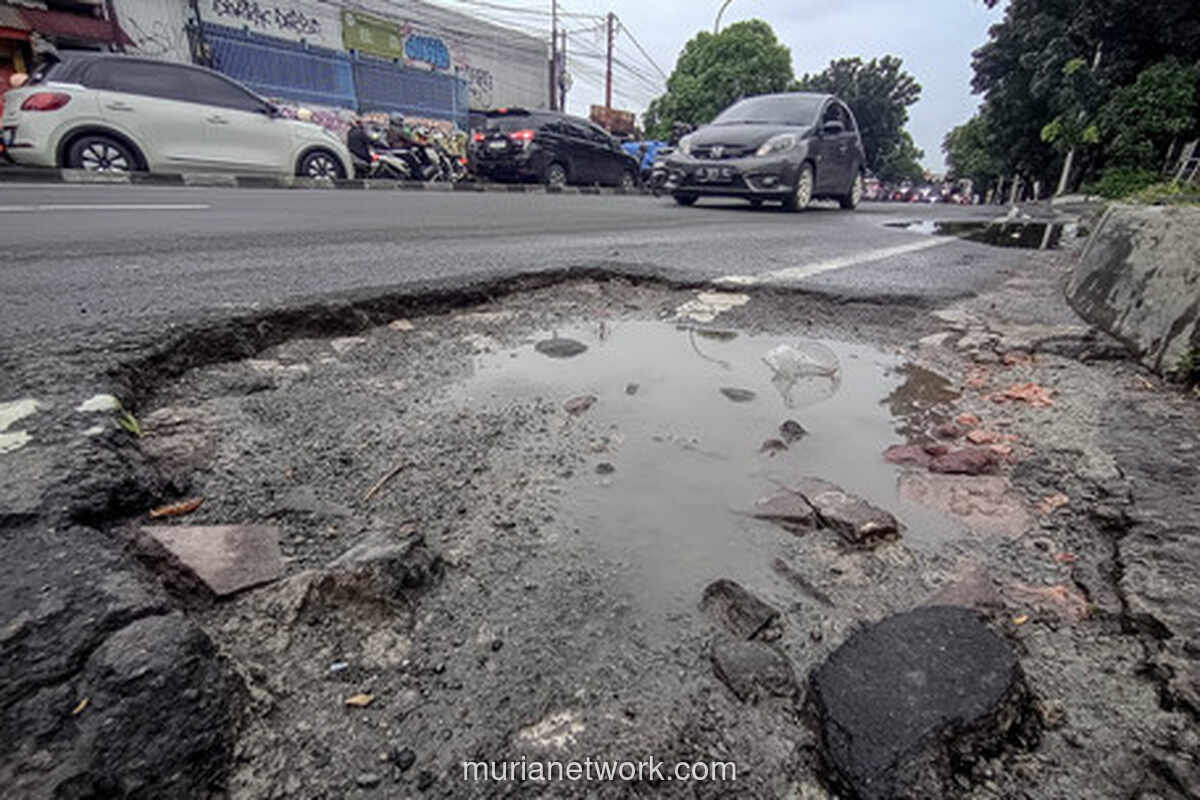 Jalan Pasar Minggu Luka Diterjang Hujan, Pengendara Motor Terancam