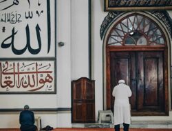 Najis Tak Menghalangi Sholat? Pandangan Unik Madzhab Malikiyah