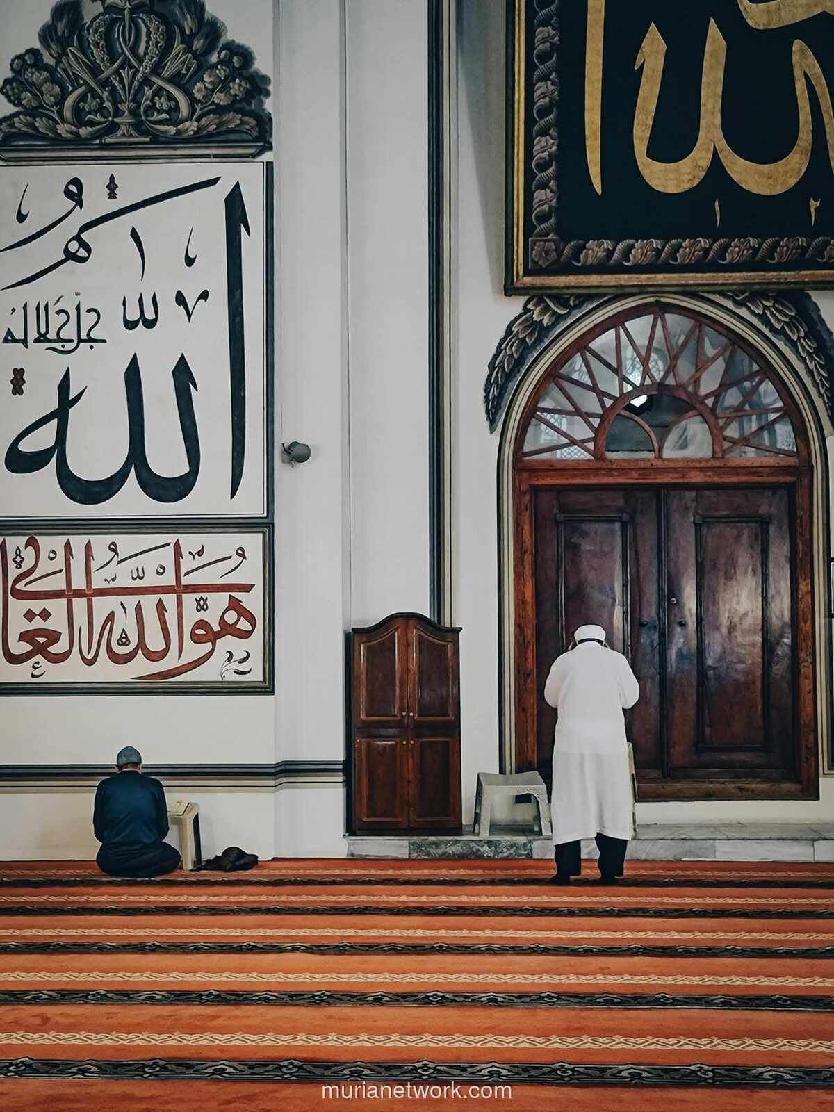 Najis Tak Menghalangi Sholat? Pandangan Unik Madzhab Malikiyah