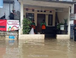 Banjir Rendam Mampang, Ojol Terpaksa Angkut Barang, Bukan Penumpang