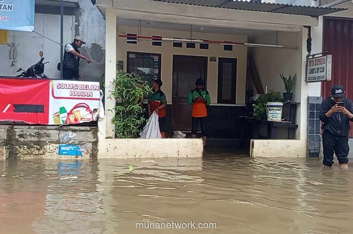 Banjir Rendam Mampang, Ojol Terpaksa Angkut Barang, Bukan Penumpang