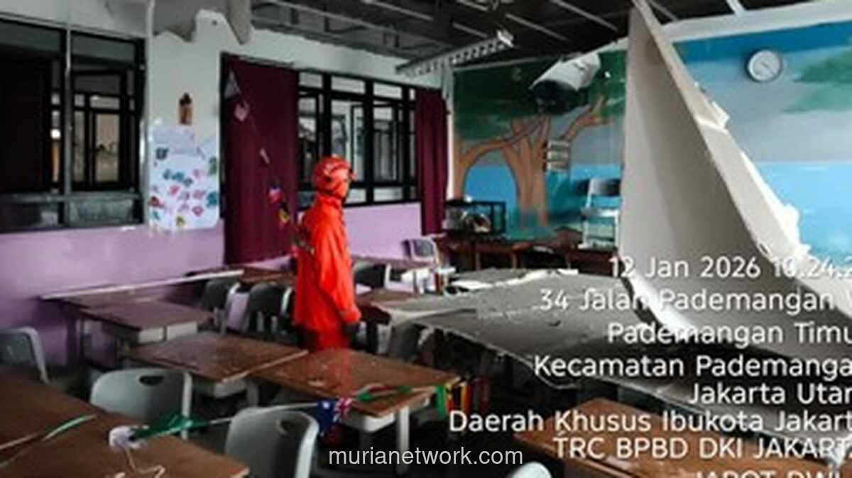 Plafon SDN 05 Pademangan Timur Ambruk Saat Siswa Sarapan