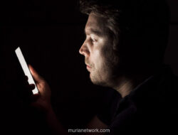 Pikiran Kita, Peta Mereka: Ketika Algoritma Menggambar Ulang Realitas