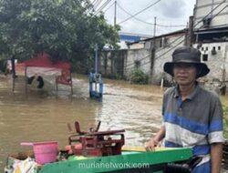 Gerobak Ikan Paksa Terjang Banjir, Dagangan Pedagang Keliling Justru Laris Manis