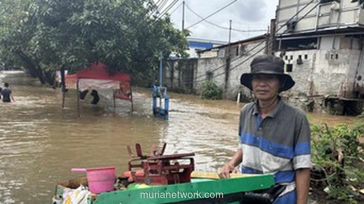 Gerobak Ikan Paksa Terjang Banjir, Dagangan Pedagang Keliling Justru Laris Manis
