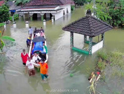 Jenazah Diantar Perahu, Warga Pati Berjuang di Tengah Banjir yang Melumpuhkan