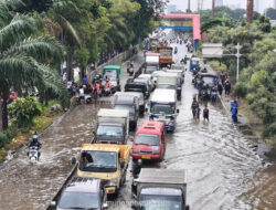 Banjir Setinggi Lutut Lumpuhkan Arus Daan Mogot, Kendaraan Terpaksa Putar Balik