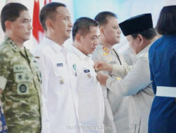 Presiden Prabowo Sematkan Satyalancana untuk Bupati Karawang di Puncak Panen Raya