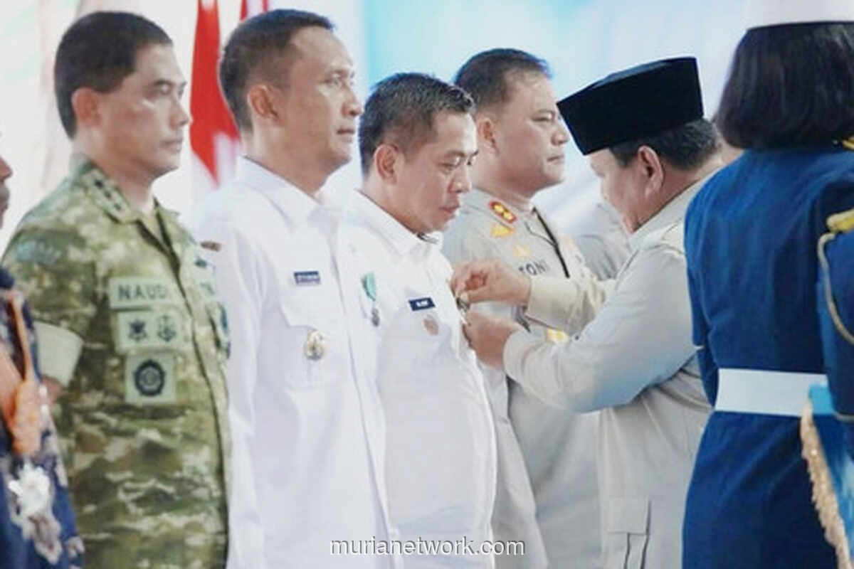 Presiden Prabowo Sematkan Satyalancana untuk Bupati Karawang di Puncak Panen Raya