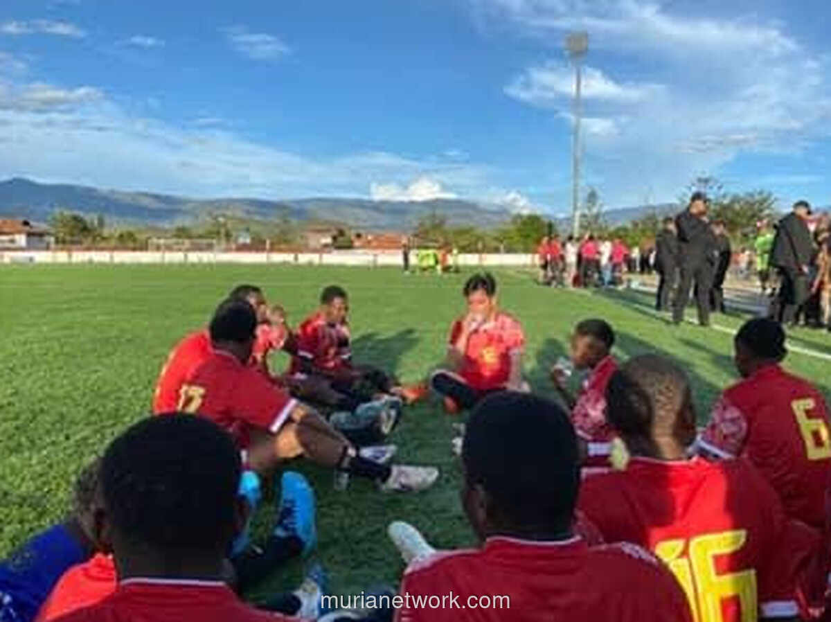 Gibran Serobot Lapangan, Cetak Hattrick di Sela Kunjungan Papua