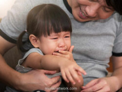 Balita Sengaja Muntah dengan Jari, Dokter Ungkap Batas Normal dan Alarm Bahaya