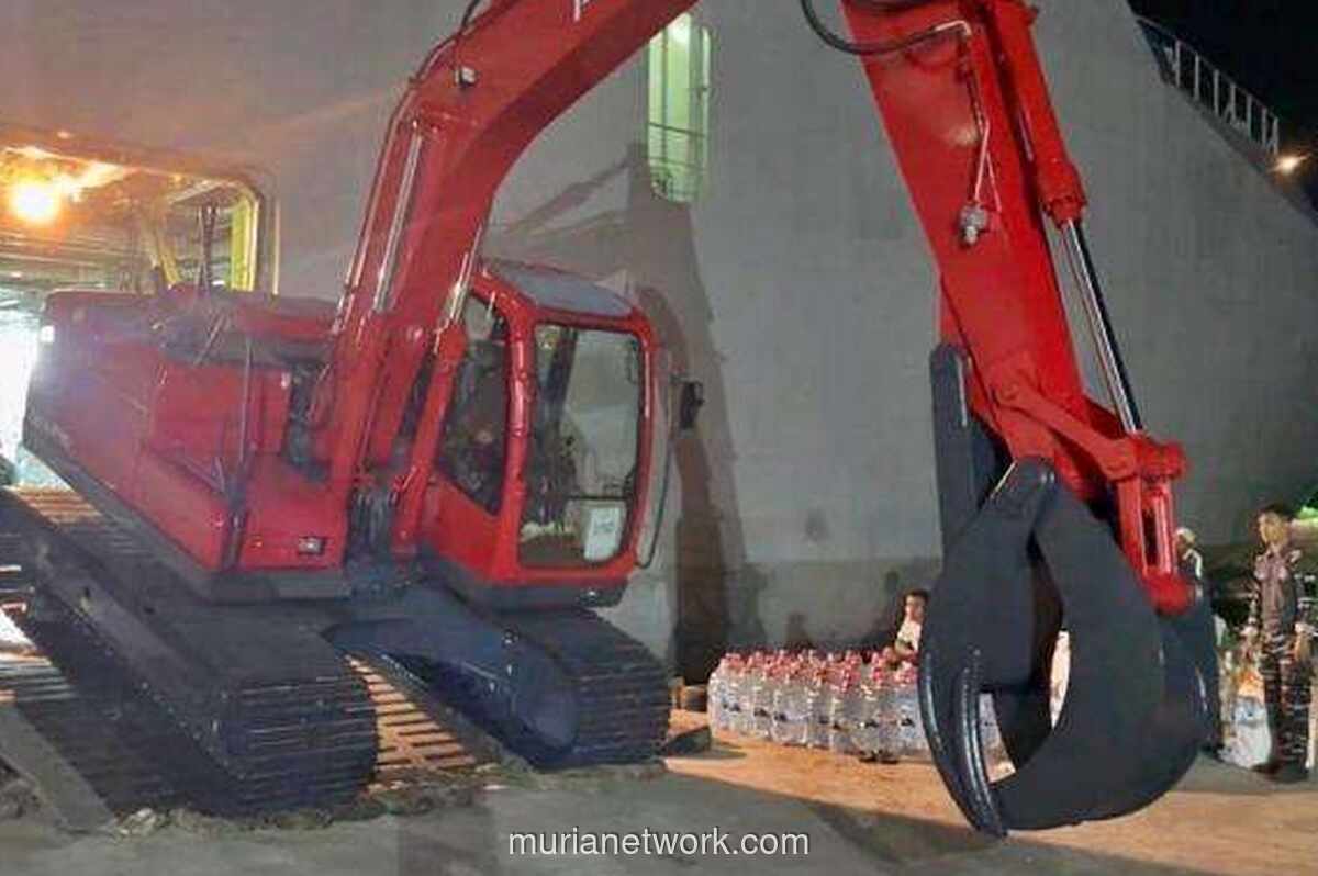 TNI AL Bongkar Muat Alat Berat di Lhokseumawe untuk Percepat Rehabilitasi Pascabencana