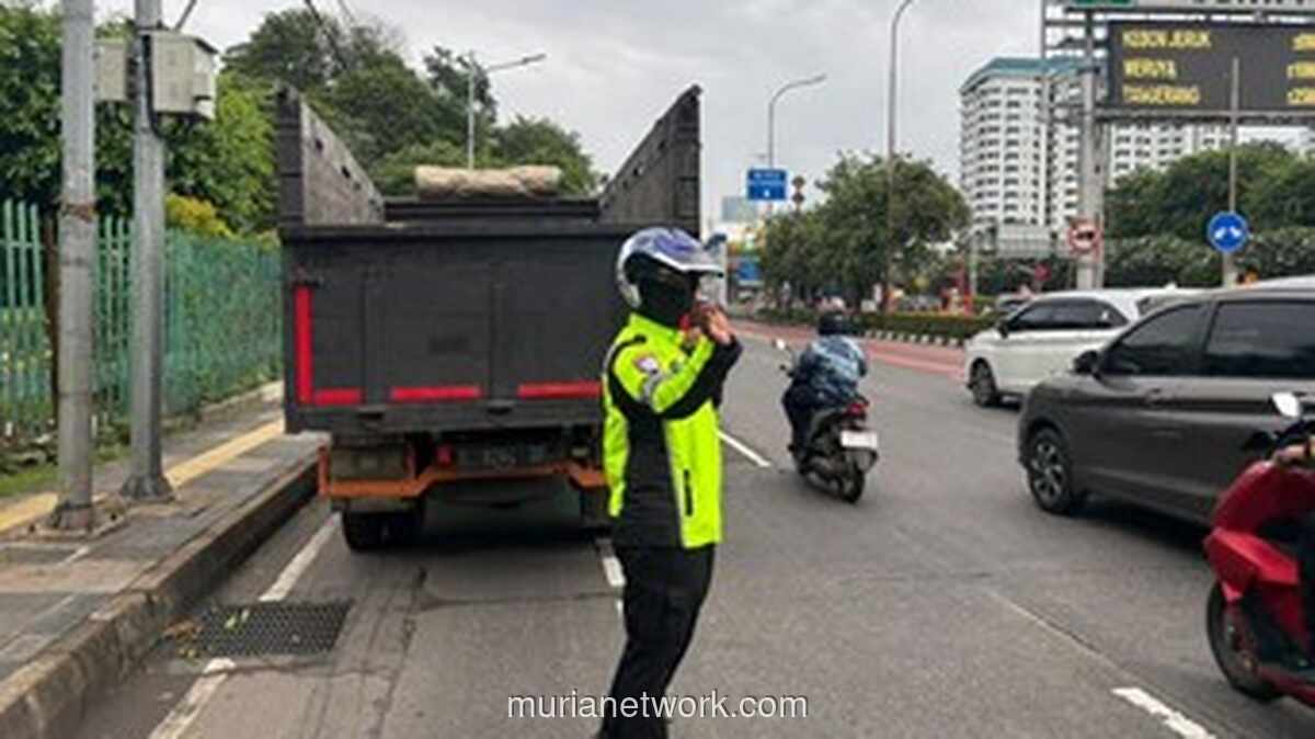 Truk Mogok di Gerbang Tol Senayan Picu Kemacetan ke Slipi
