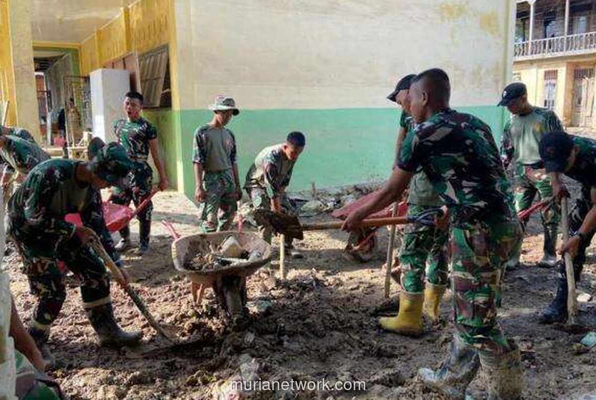 TNI AD Kerahkan Personel Bersihkan Sekolah Aceh, Targetkan Siswa Kembali Belajar Januari 2026