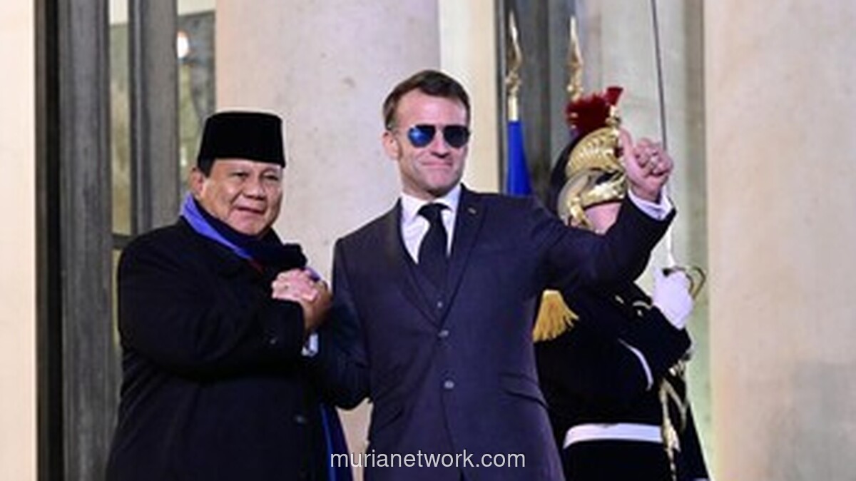 Prabowo dan Macron Berpelukan Hangat di Malam Akrab di Élysée