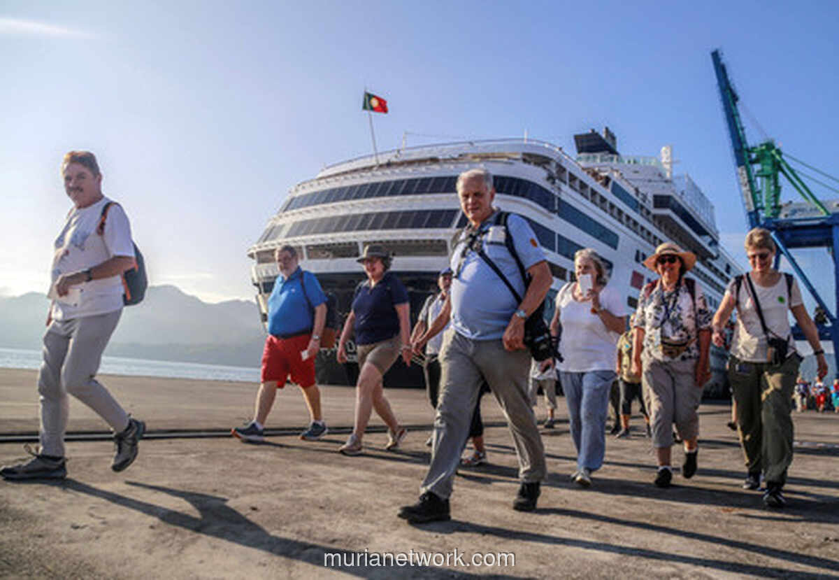 OJK Buka Suara Soal Wacana Asuransi Wajib untuk Turis Asing