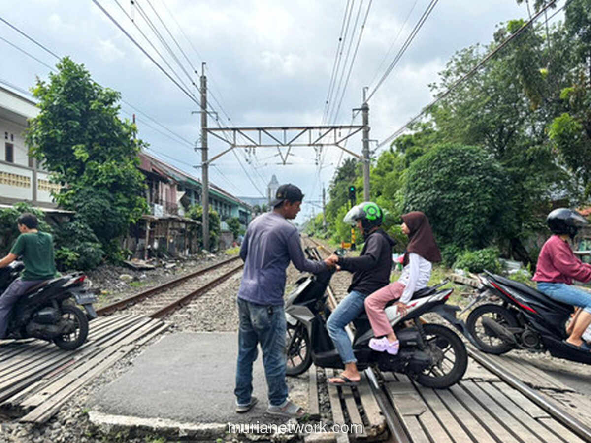 Indra, Penjaga Palang Swadaya di Tebet: Kalau Lengah, Bahaya Mengintai