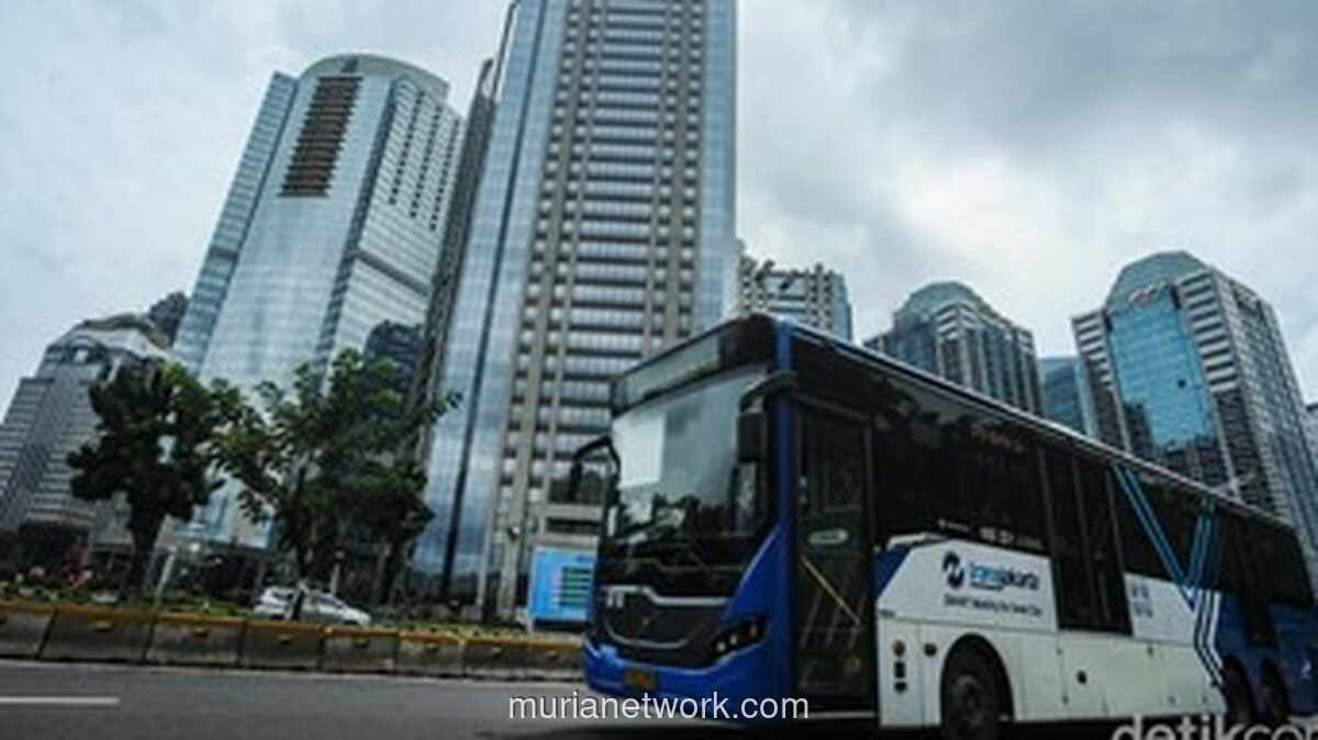 Aksi Mesum di Bus Transjakarta Bikin Penumpang Geram, Pelaku Diserahkan ke Polisi