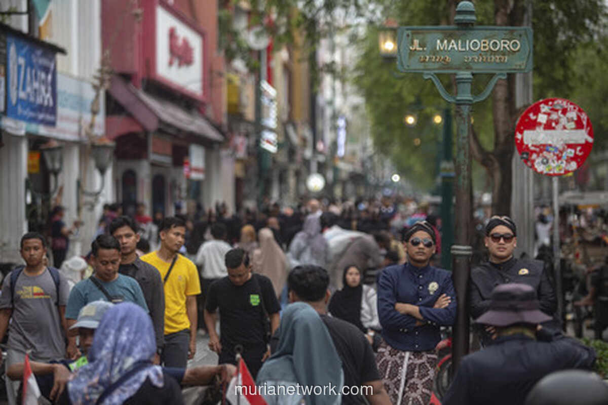 Malioboro Tetap Ramai di Siang Hari Pertama 2026, Wali Kota Pantau dengan Boncengan Motor