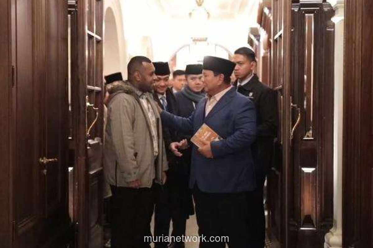 Mahasiswa Papua Serahkan Buku Bertema Perdamaian kepada Presiden Prabowo di London