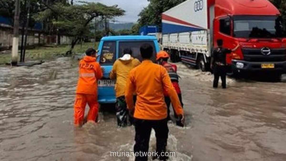 Cilegon Terendam Lagi, Jalan Raya Anyer Lumpuh Total