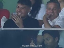 Shayne Pattynama dan John Herdman Hangat Berbincang di Tribun SUGBK