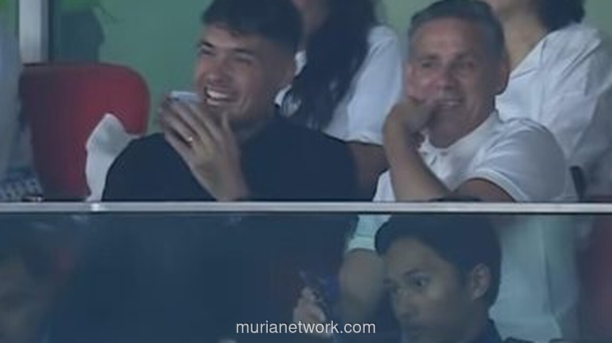 Shayne Pattynama dan John Herdman Hangat Berbincang di Tribun SUGBK