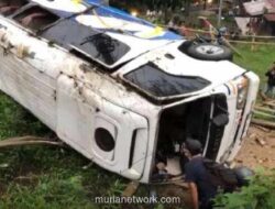 Rem Blong di Turunan Sendi, Elf Wisata Terbalik dan Lukai 16 Penumpang