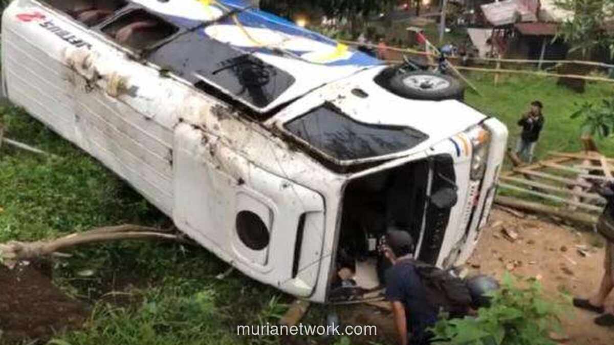 Rem Blong di Turunan Sendi, Elf Wisata Terbalik dan Lukai 16 Penumpang