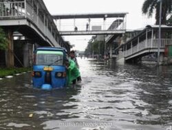 63 RT di Jakarta Masih Terendam, Genangan di Kampung Melayu Capai Satu Meter