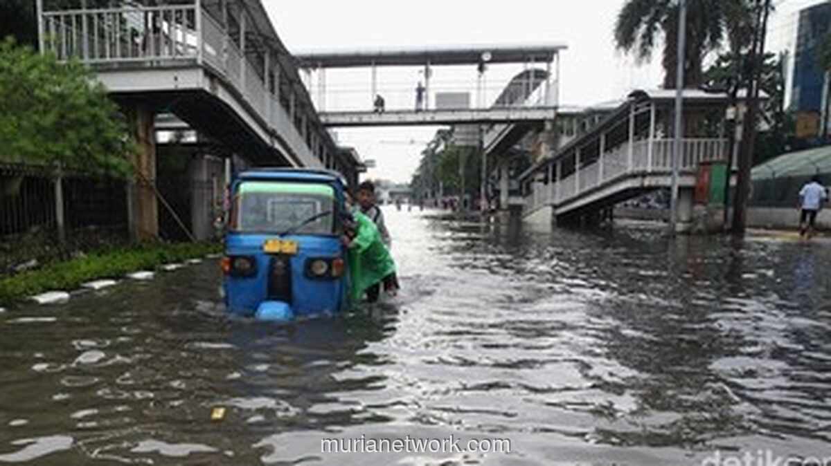 63 RT di Jakarta Masih Terendam, Genangan di Kampung Melayu Capai Satu Meter