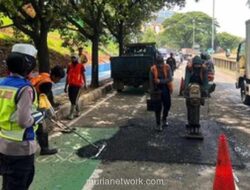 Lubang Jebakan di Jalan Juanda Depok Bikin Pemotor Terjungkal