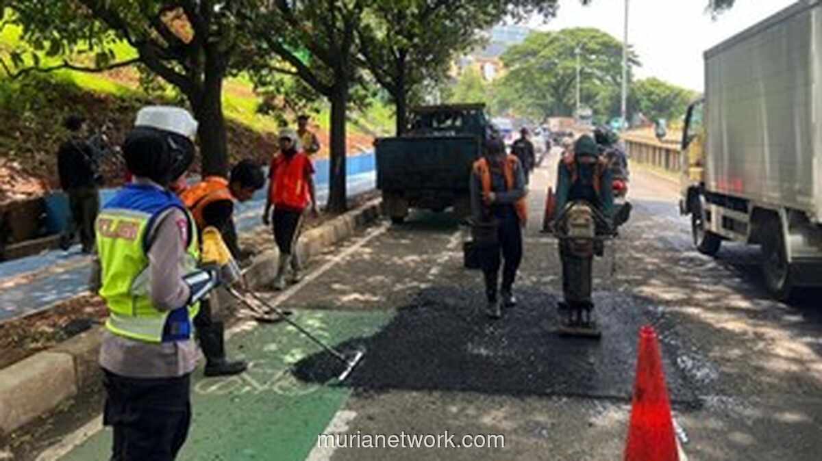 Lubang Jebakan di Jalan Juanda Depok Bikin Pemotor Terjungkal