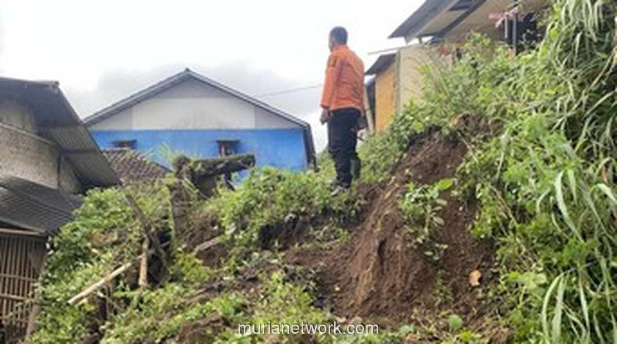 Tebing Ambrol di Bogor, Rumah Tertimpa dan Mobil Tertimbun