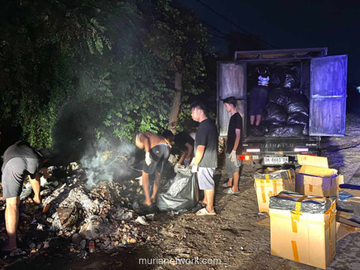 Sampah Roti Ternama Berakhir di Pinggir Jalan Gelap Gianyar