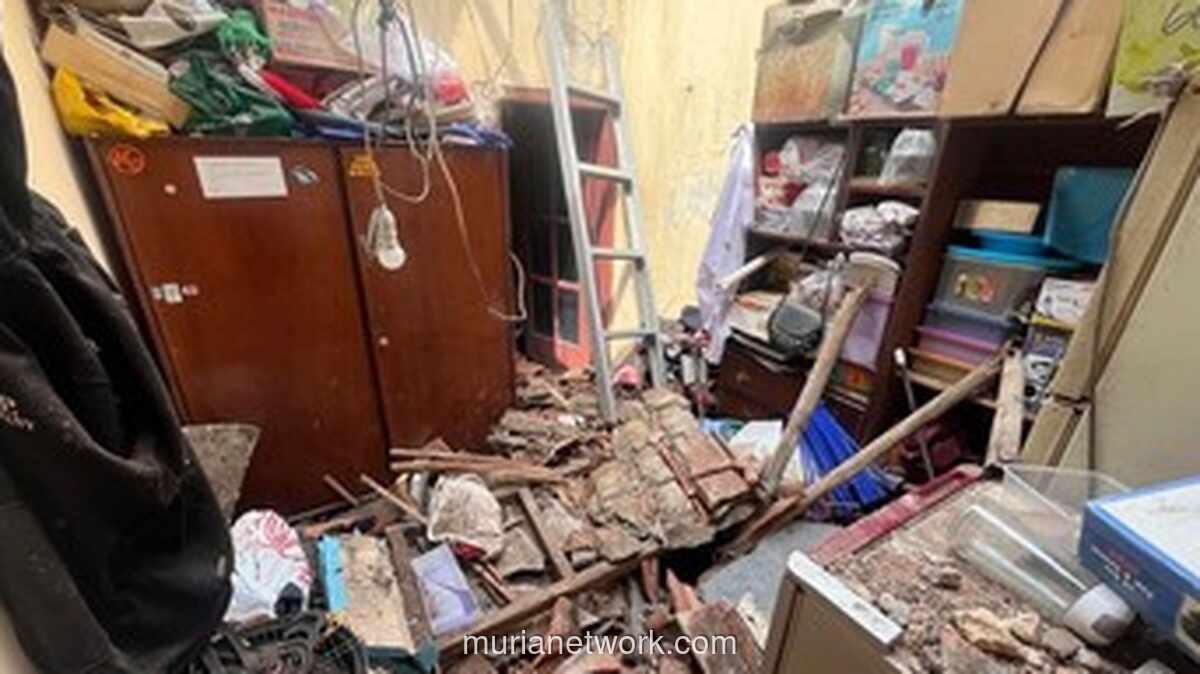 Atap Ambruk di Bogor, Satu Keluarga Mengungsi Usai Hujan Deras