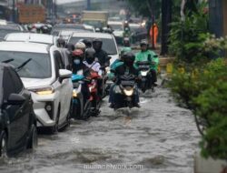 Hujan Tak Kunjung Reda, Pesawat Penyemaian Awan Diterjunkan di Bekasi