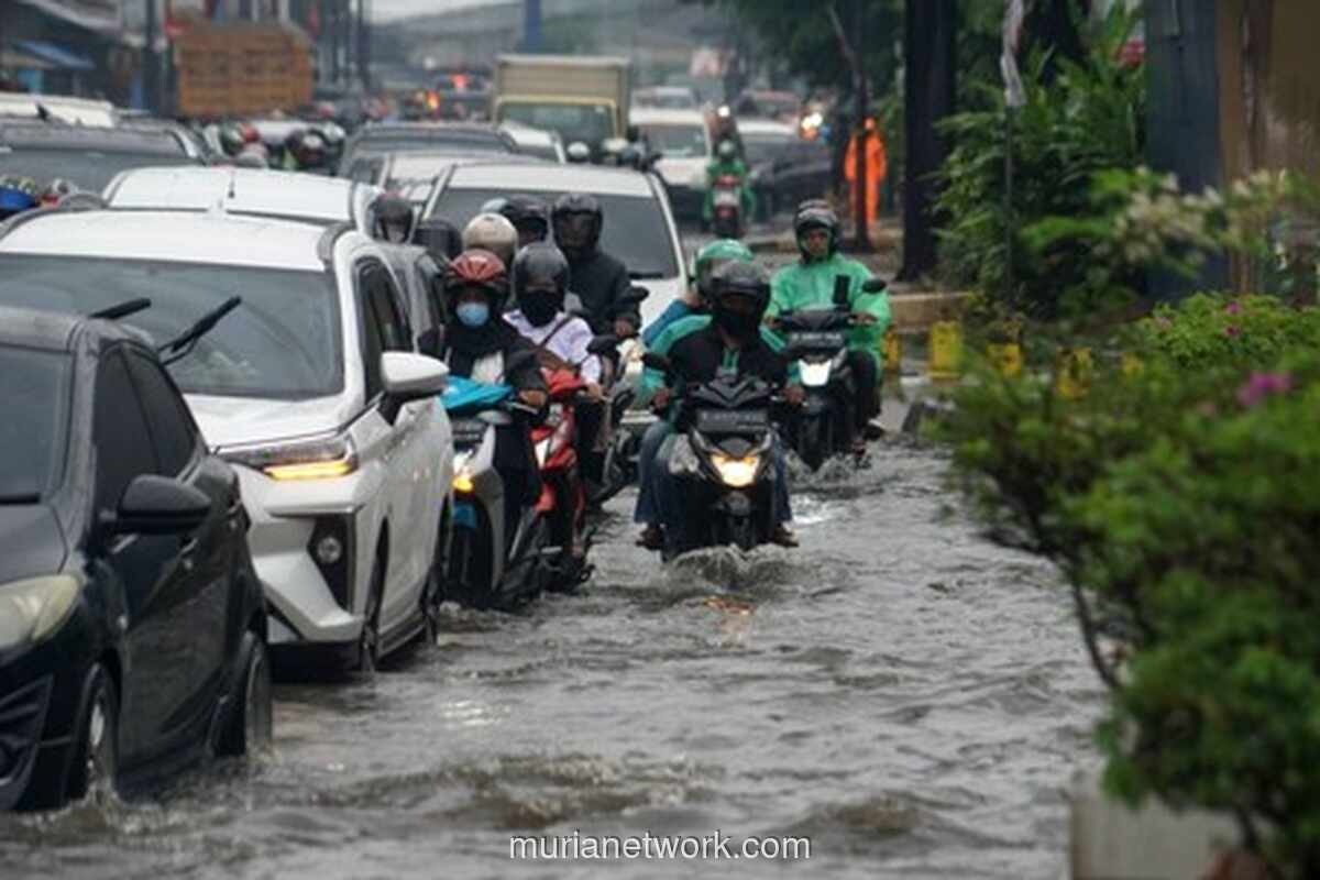 Hujan Tak Kunjung Reda, Pesawat Penyemaian Awan Diterjunkan di Bekasi