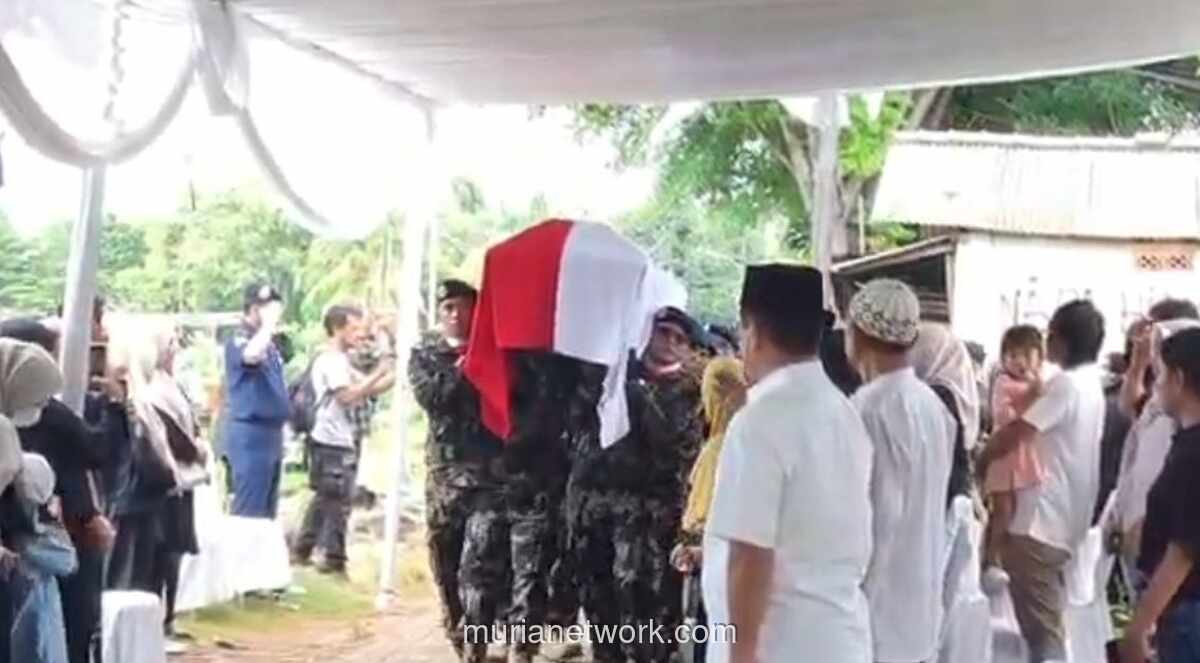 Keluarga dan Rekan KKP Lepas Yoga Naufal, Korban Kecelakaan Pesawat, di Tengah Isak Tangis