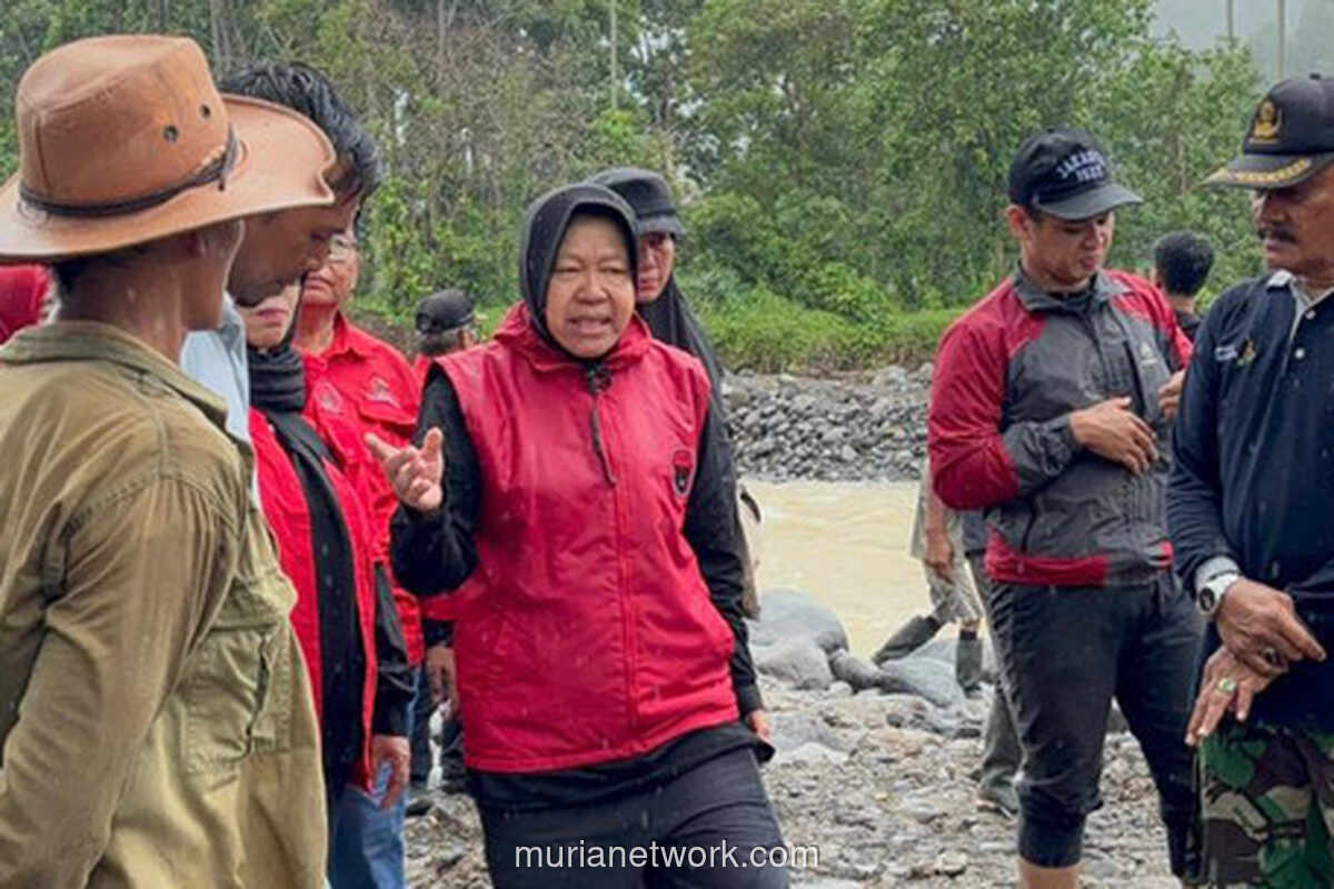 Risma Blusukan ke Sumbar, Turun Langsung Keruk Lumpur dan Bagikan Bantuan