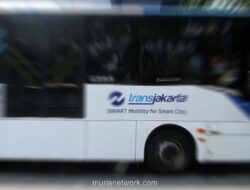 Hujan Deras Pagi Ini, Rute Transjakarta Berantakan Akibat Banjir dan Proyek