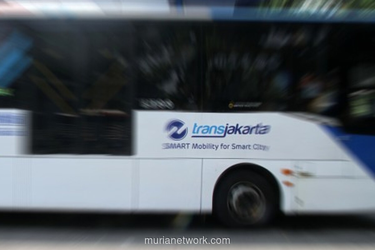 Hujan Deras Pagi Ini, Rute Transjakarta Berantakan Akibat Banjir dan Proyek